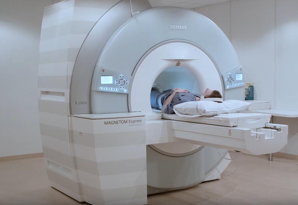 Op deze afbeelding gaat de patiënt eerst met de benen door de MRI
